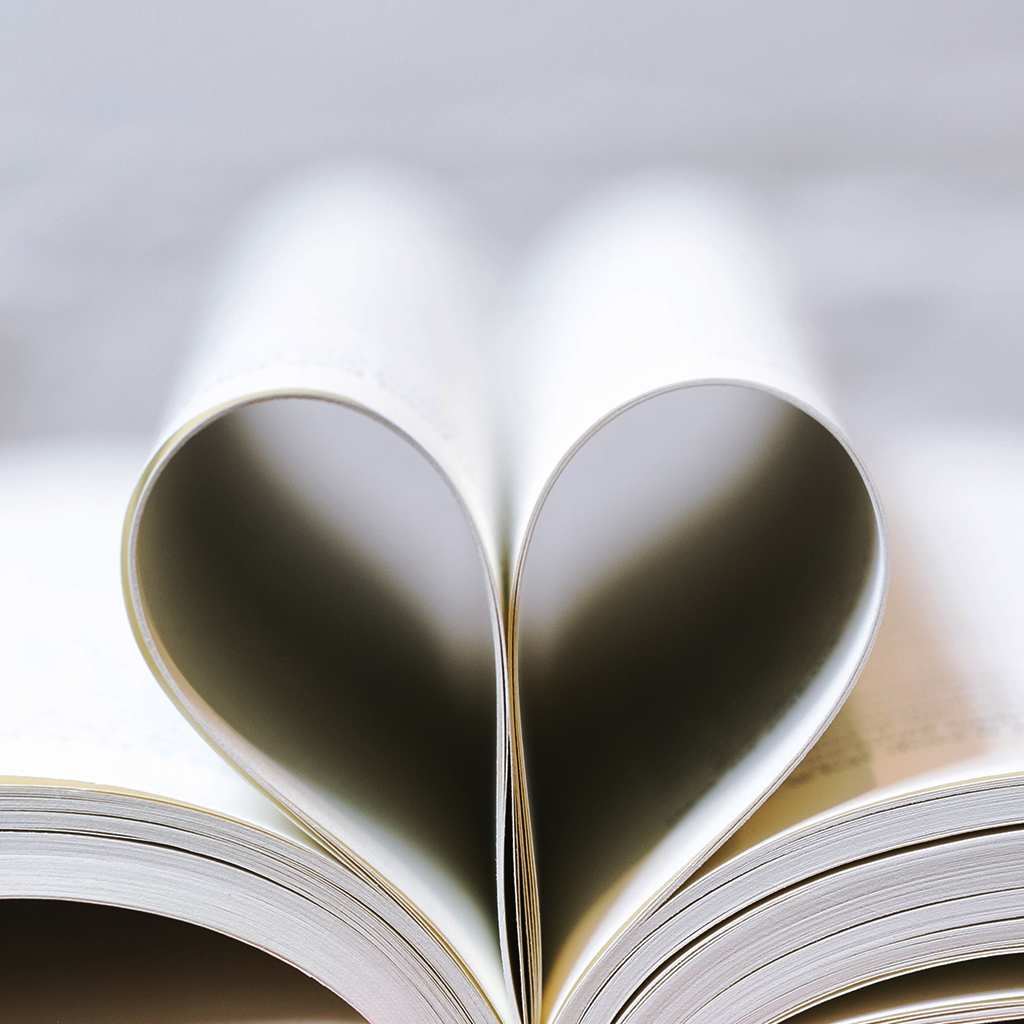 Libro aperti con le pagine a forma di cuore